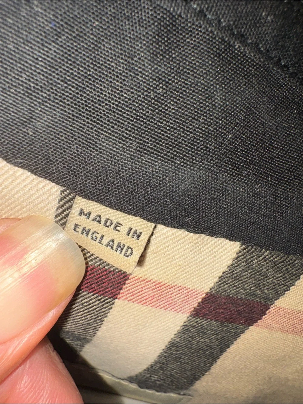 Classic Black Burberry Trench Coat with Contrast Trim - Picture 12 of 12